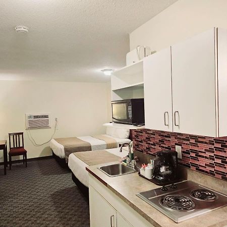 Canadian Motor Inn Grande Prairie Bagian luar foto