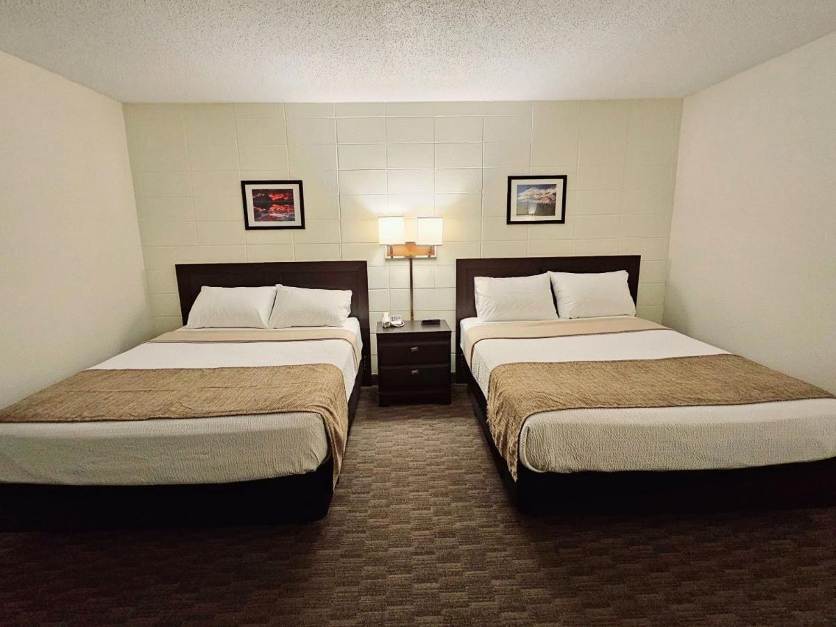 Canadian Motor Inn Grande Prairie Bagian luar foto