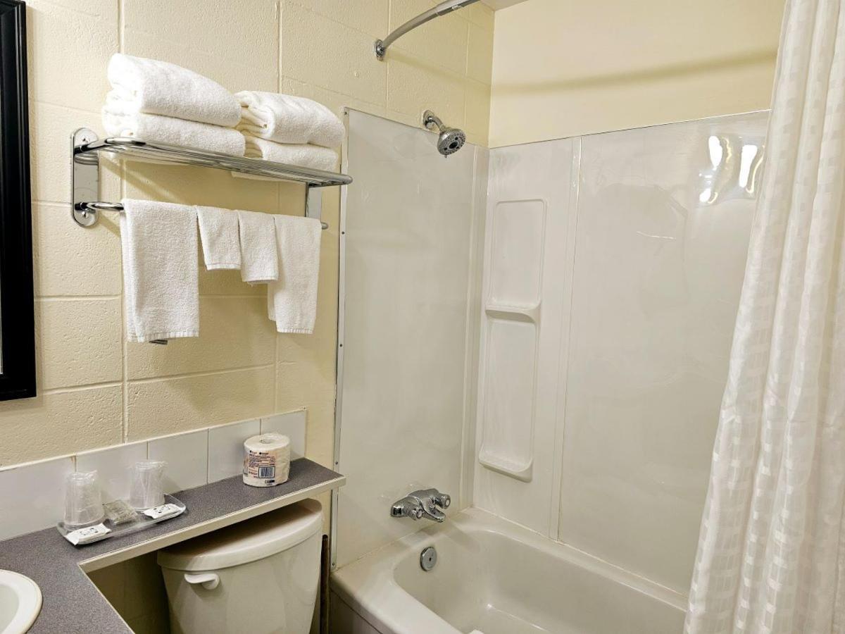 Canadian Motor Inn Grande Prairie Bagian luar foto