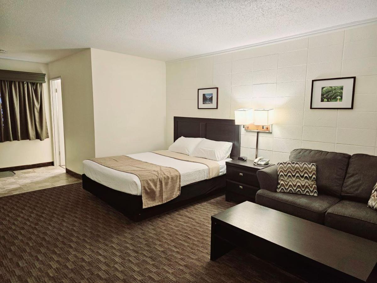 Canadian Motor Inn Grande Prairie Bagian luar foto