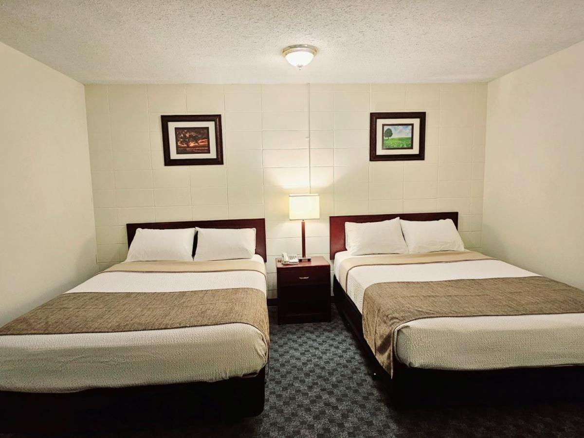Canadian Motor Inn Grande Prairie Bagian luar foto