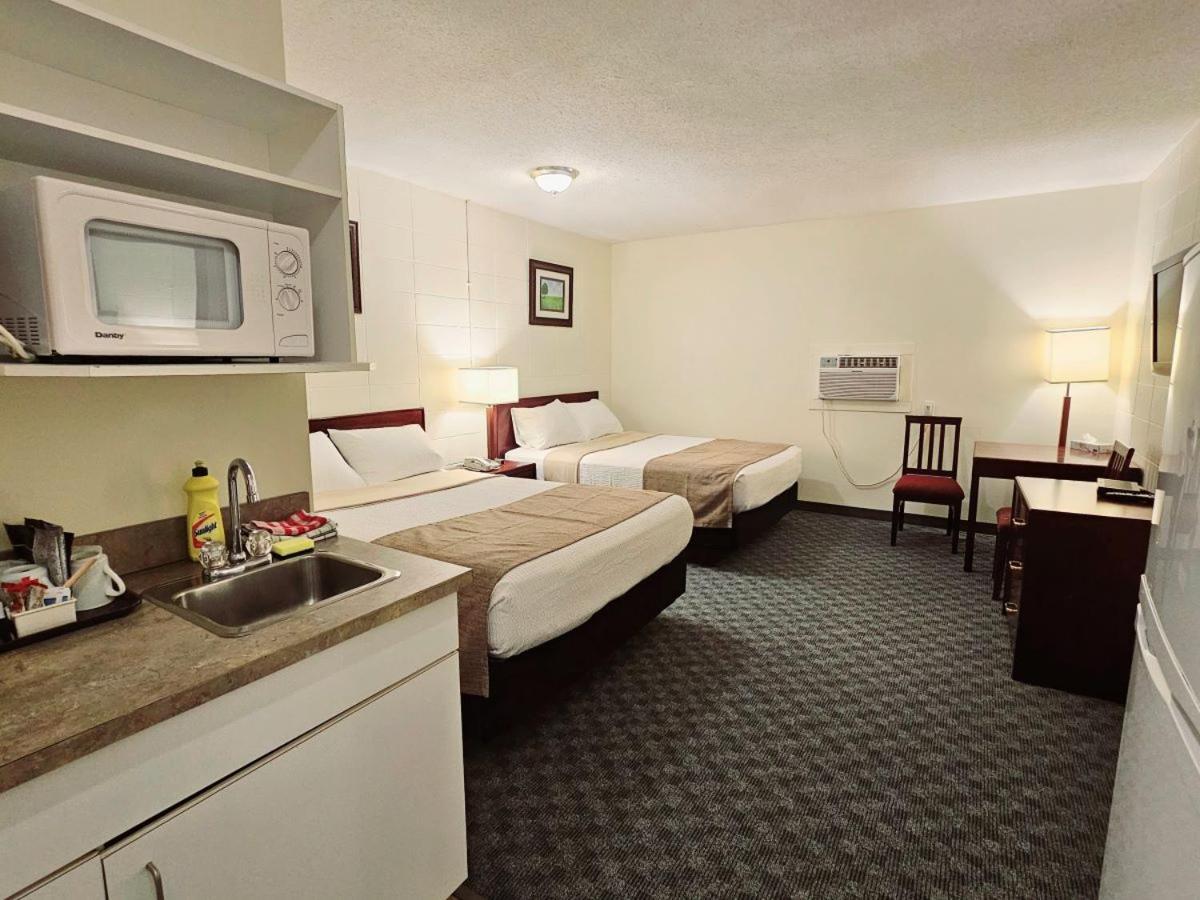 Canadian Motor Inn Grande Prairie Bagian luar foto