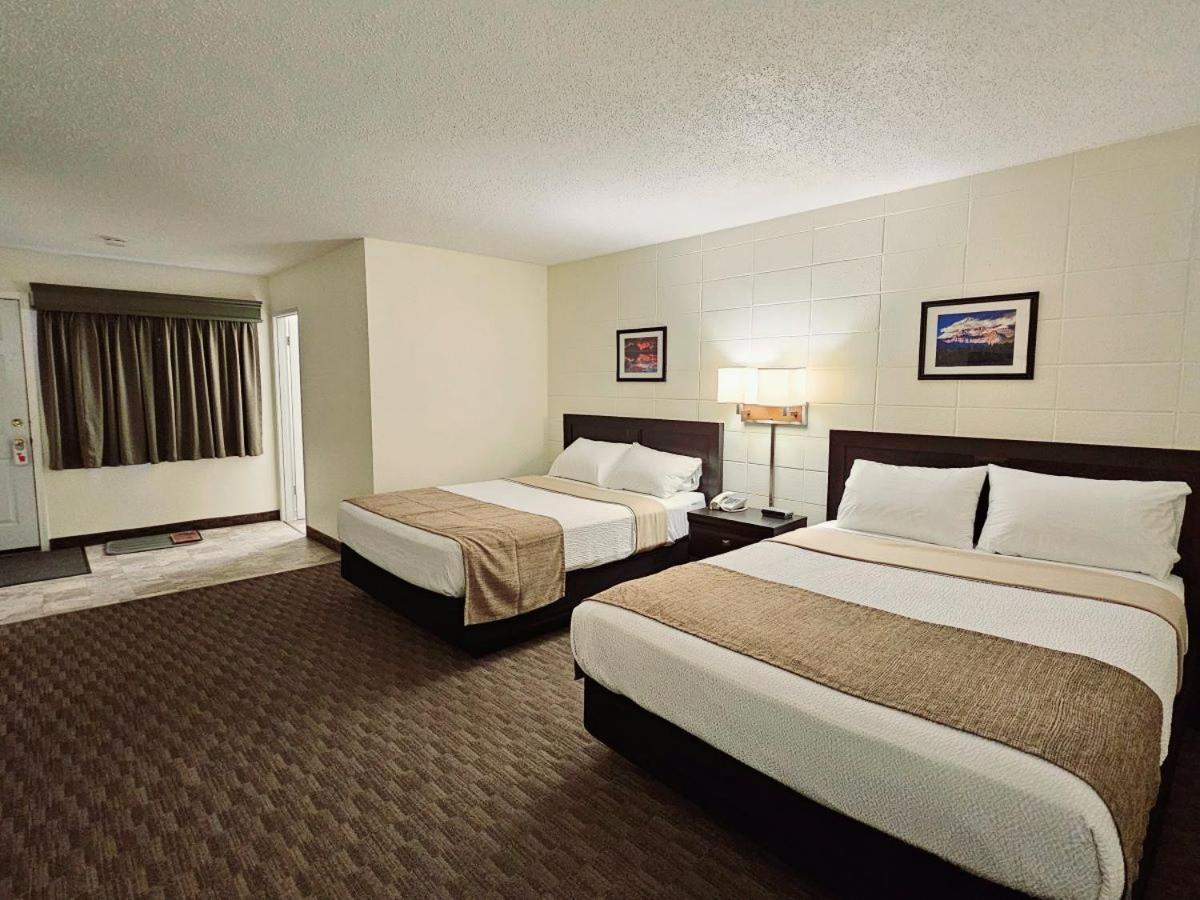 Canadian Motor Inn Grande Prairie Bagian luar foto