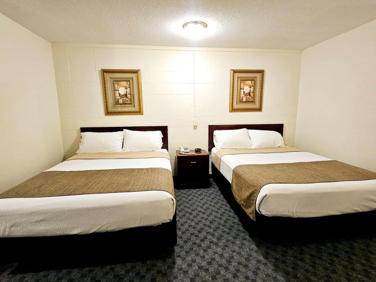 Canadian Motor Inn Grande Prairie Bagian luar foto