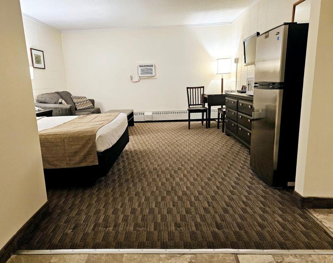 Canadian Motor Inn Grande Prairie Bagian luar foto